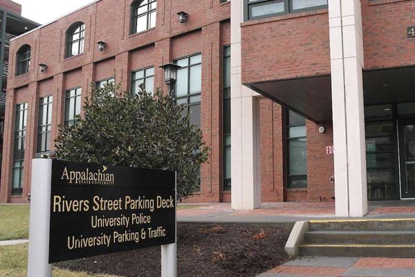 Entrance to Rivers Street parking deck